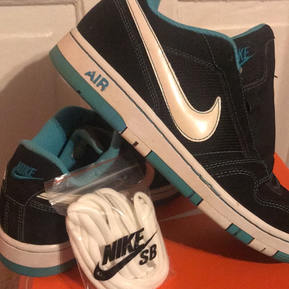 NIKE Air Prestige 394656-014 for women’s size: 9 w/ brand new shoe lace .